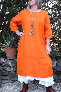 ROBE EN LIN ANGELINE ORANGE, SOUS ROBE A VOLANTS ET PANTY BARNABE.