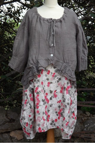 VESTE COURTE EN LIN MANON TAUPE SUR ROBE MARCELLINE