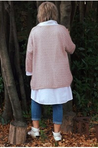 Pull ajouré Lucien oversize rose, chemise Camille et pantalon Roméo