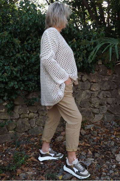 Pull ajouré Lucien oversize beige, tea-shirt César et pantalon Tom