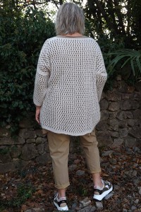 Pull ajouré Lucien oversize beige, tea-shirt César et pantalon Tom