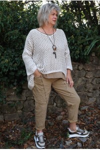 Pull ajouré Lucien oversize beige, tea-shirt César et pantalon Tom