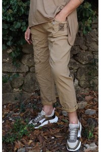 Pantalon grande taille Tom cappuccino, tea-shirt-César et pull Lucien