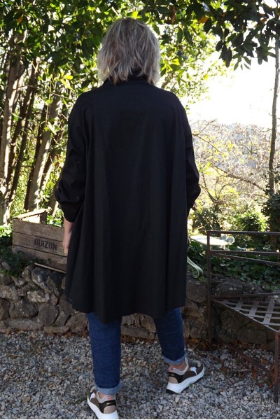 Chemise oversize Camille noire et jean Roméo