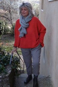 Pull Adrien oversize bégonia, pantalon Tim taupe et écharpe laine.