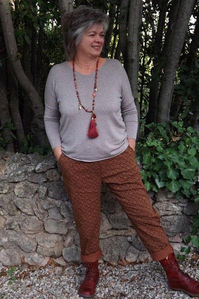 Pantalon grande taille Georges cognac et pull Louison