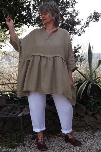 Tunique lin grande taille Colette amande et pantalon en lin Gabriel. 