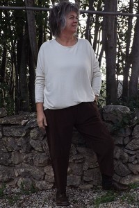 Pull léger Auguste grande taille crème et pantalon Alésio choco