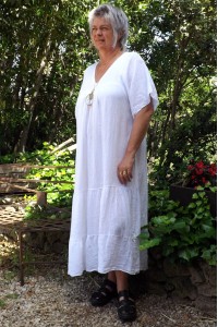 Robe longue en lin grande taille col V de couleur blanche