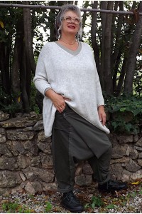 Pull Gérard beige, pull Auguste taupe et pantalon sarouel Marcel.