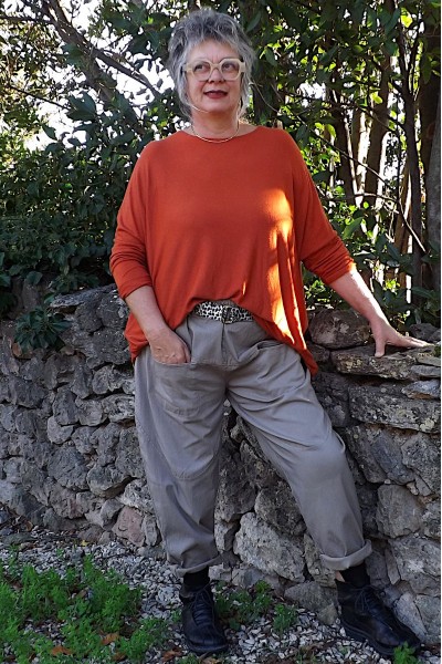 pantalon Antonin taupe et pull Auguste potiron.