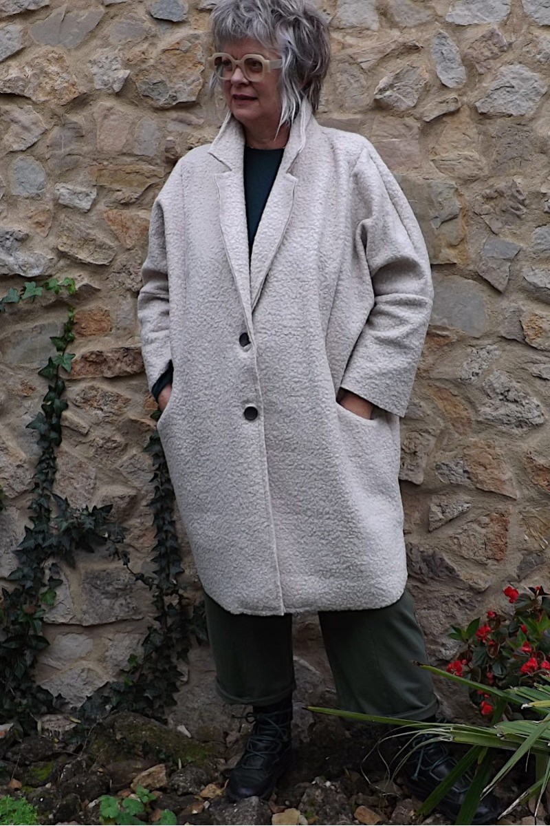 Manteau Paulin beige et pantalon César.