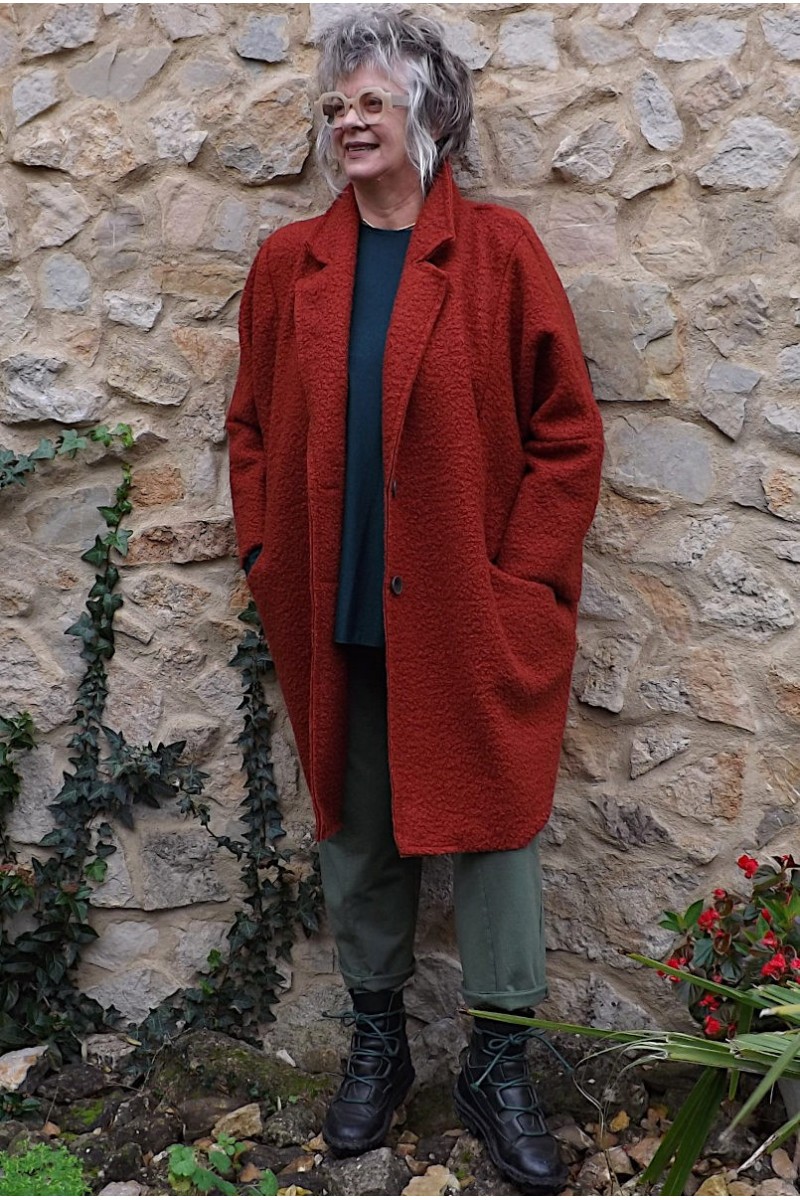 Manteau bouclette rouille et pantalon César.